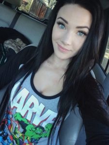 hot-marvel-fangirl-selfie